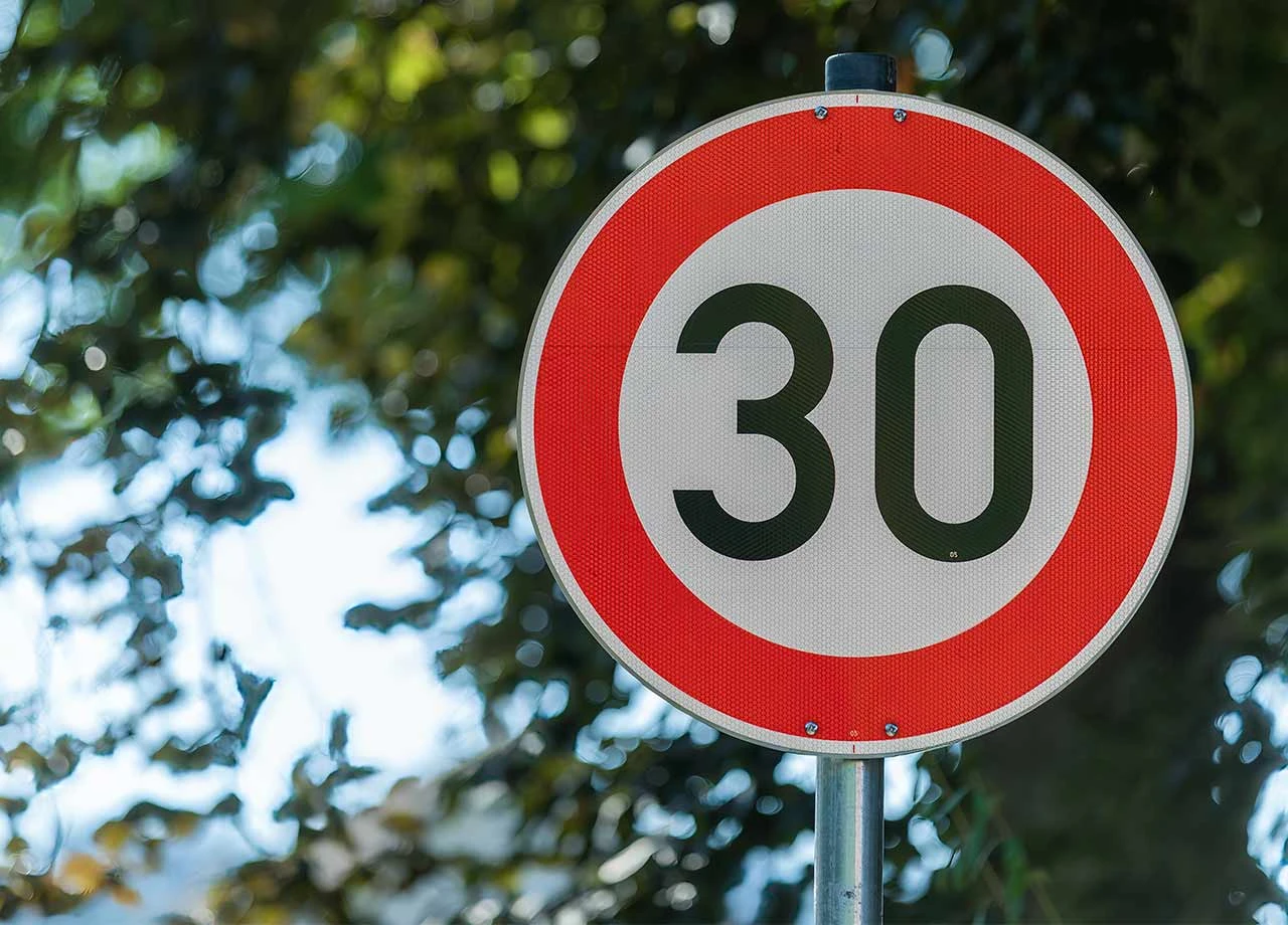 Bußgeld trotz fehlenden Schildes? Auch die Ortskenntnis entscheidet, ob man es bezahlen muss