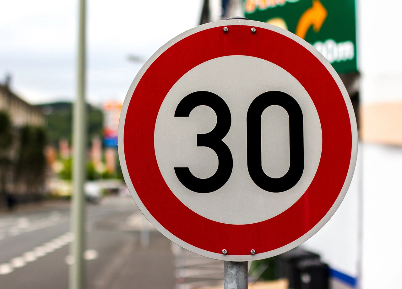 Tempo-30-Ultimatum: Deutsche Umwelthilfe droht 21 Städten