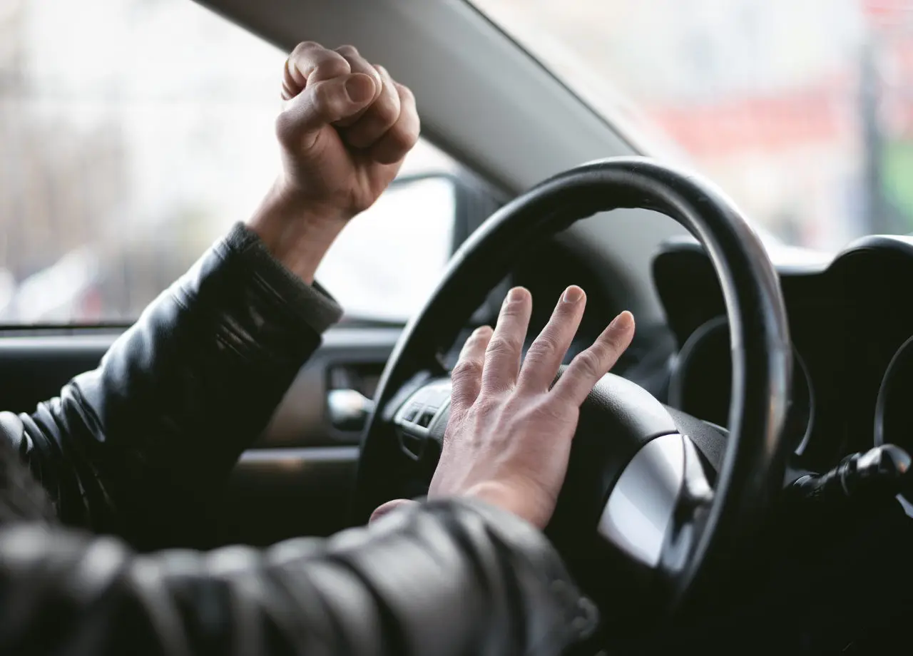 Umfrage ergibt: Aggressionspotential im Straßenverkehr nimmt drastisch zu
