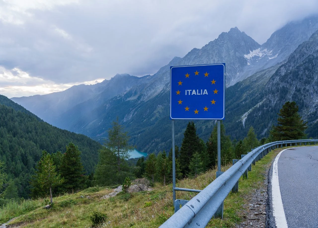 Bußgelder aus dem Italien-Urlaub: Dürfen Inkasso-Unternehmen Geldstrafen aus dem EU-Ausland vollstrecken?