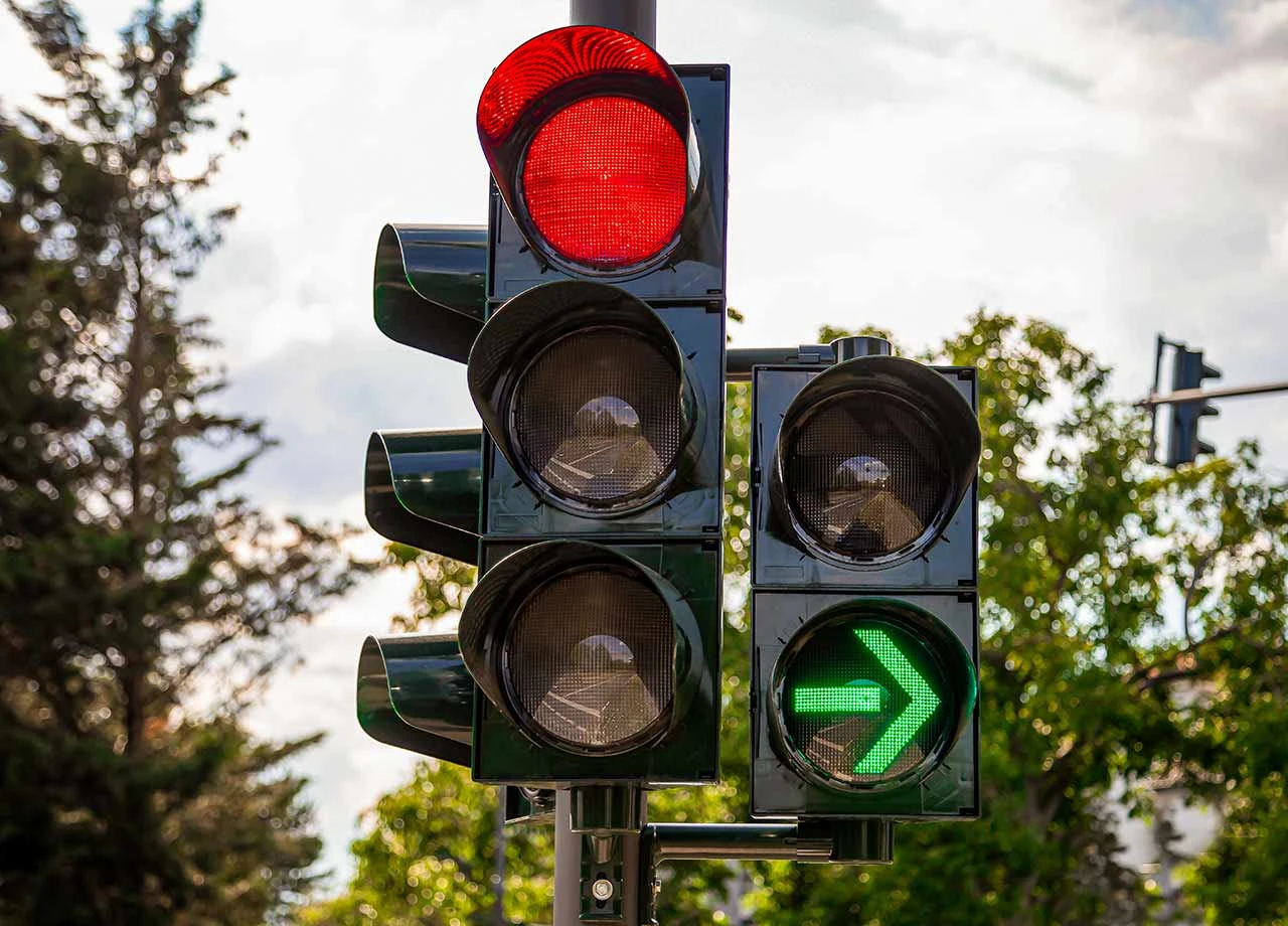Rote Ampel überfahren: Wann liegt kein Rotlichtverstoß vor?