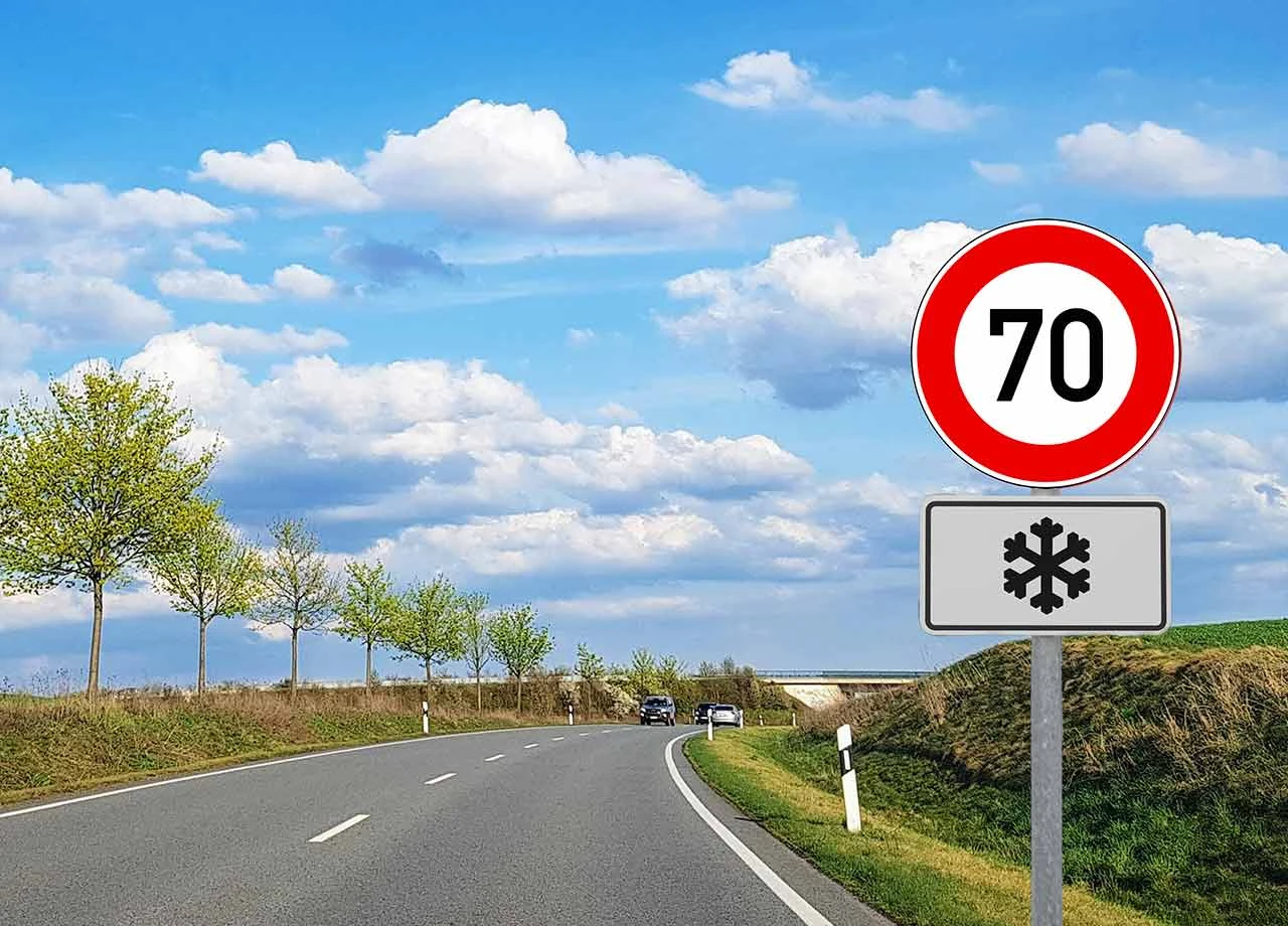 Eigentlich logisch: Diese Schilderkombination gilt nur im Winter, oder doch nicht?