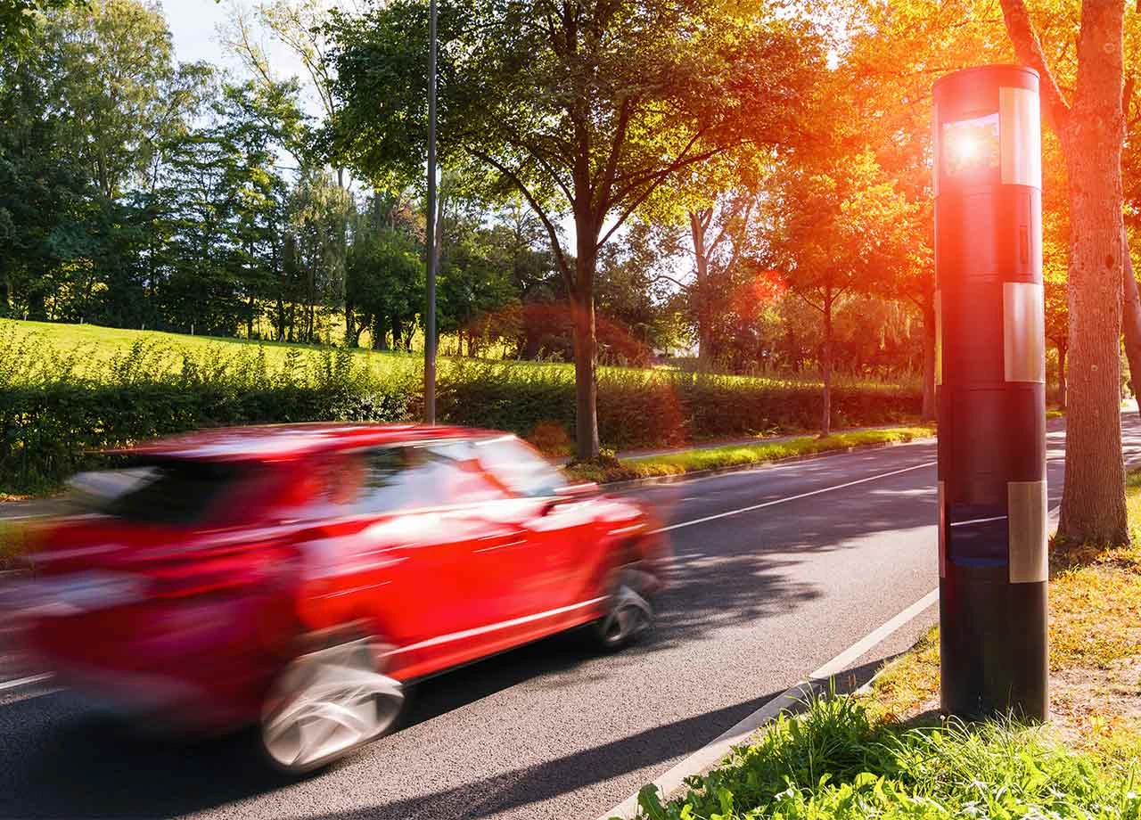 Geblitzt.de kritisiert das Bundesverfassungsgericht: „Allein Rohmessdaten machen das Messergebnis der Blitzer technisch überprüfbar.“