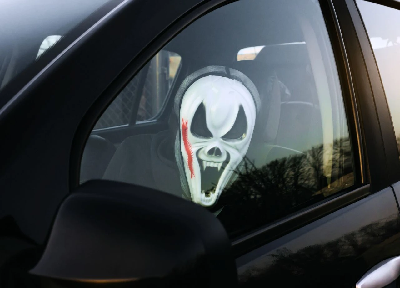 Halloween am Steuer: Darf man verkleidet Autofahren?