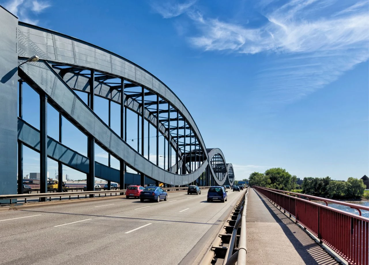 Hamburg bittet tausende Autofahrer zur Kasse: Abschaffung von Tempo 60 zahlt sich für die Stadt enorm aus