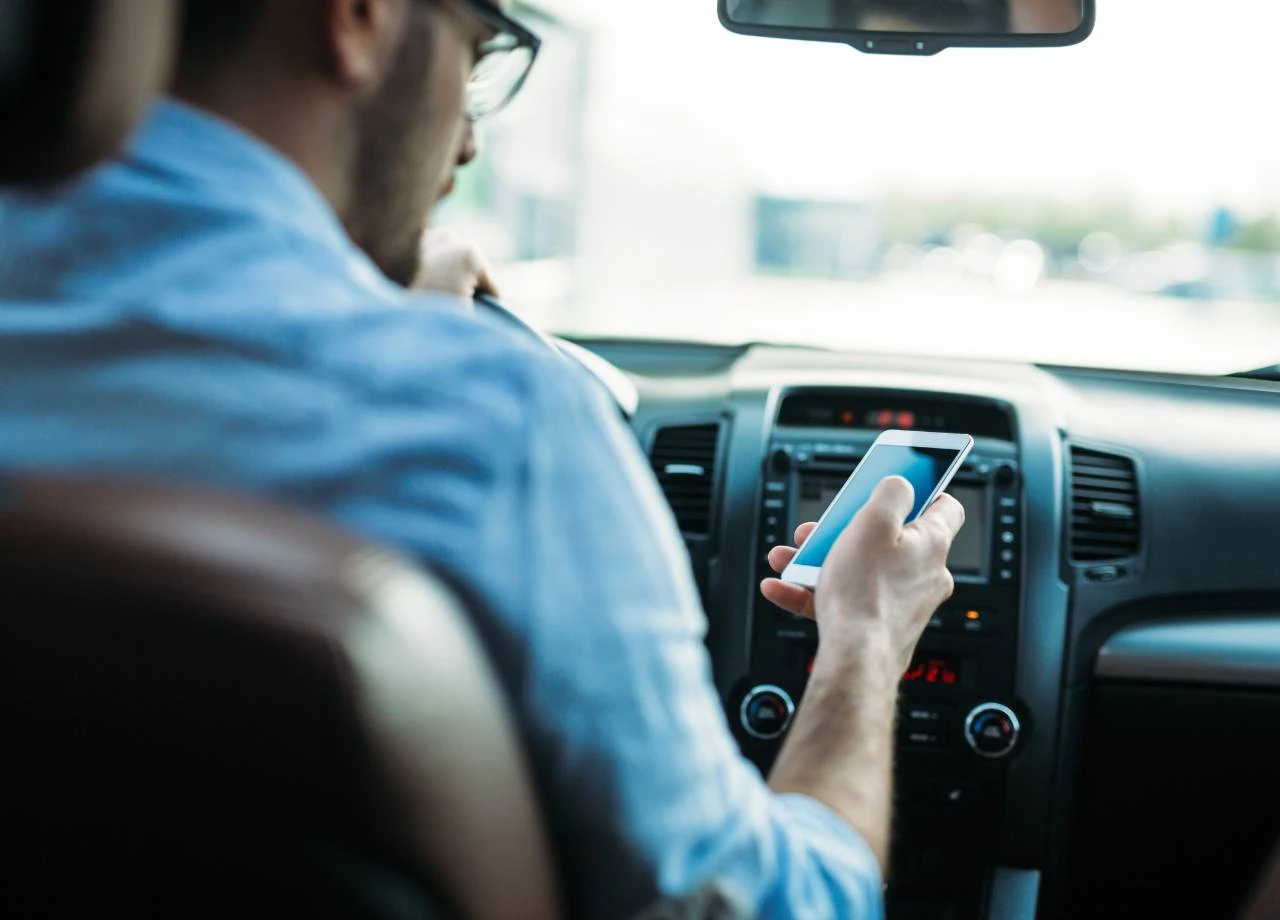 Simsen, mailen oder liken: Ist die Handy-Benutzung während der Wartephase an einer roten Ampel erlaubt?