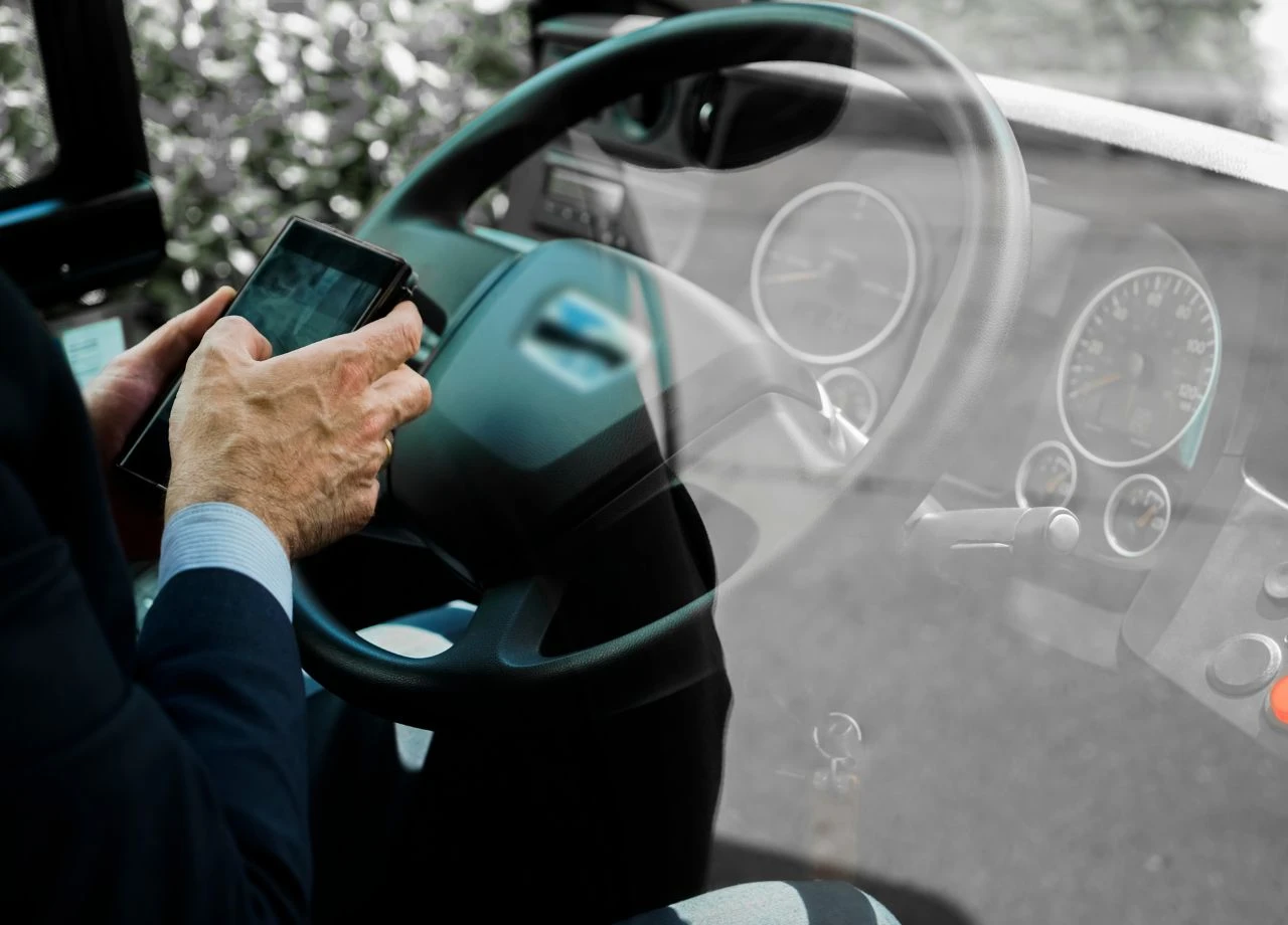 Busfahrer mit Handy am Steuer – OLG Düsseldorf hebt „lebenslanges Fahrverbot“ auf