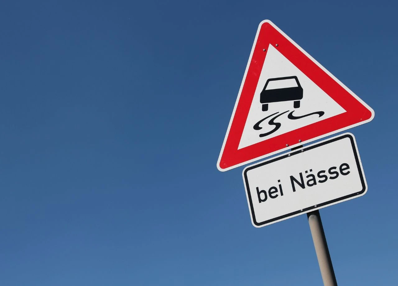 Tempolimit „bei Nässe“: Wissen Sie, wann die Fahrbahn tatsächlich als nass gilt?