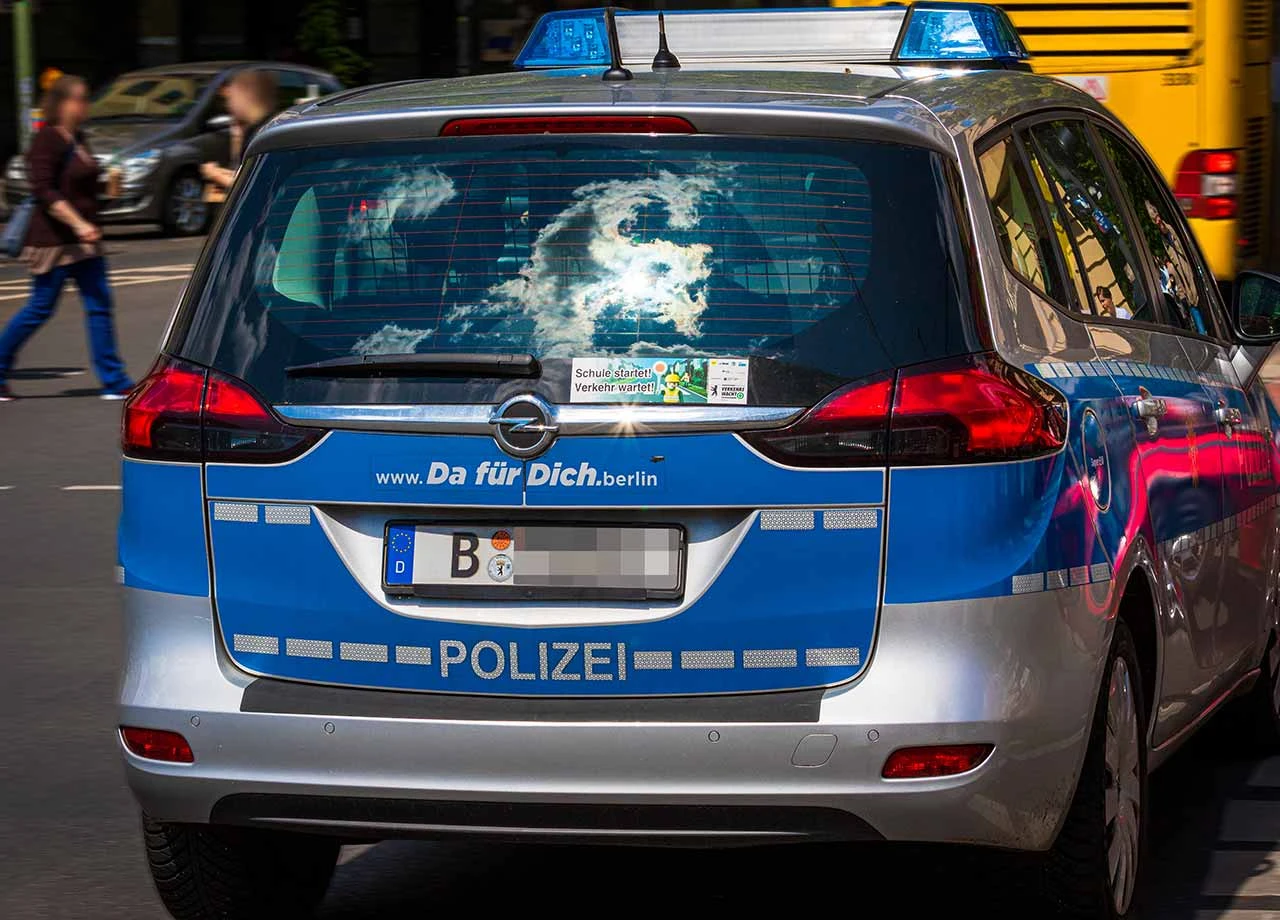 Gesetzeshüter als schlechtes Vorbild: Polizei gefährdet beim Überholen einen Radfahrer