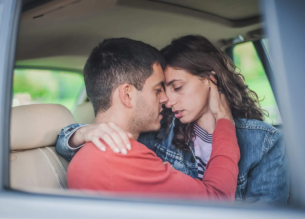 Polizei stoppt Verkehr an einer roten Ampel
