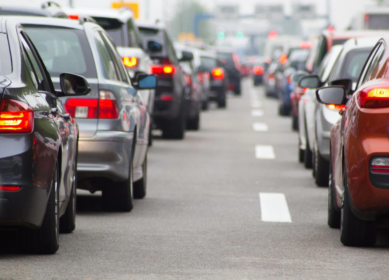 No-Gos im Stau: Wann drohen Bußgeld, Punkte in Flensburg oder sogar Fahrverbot?