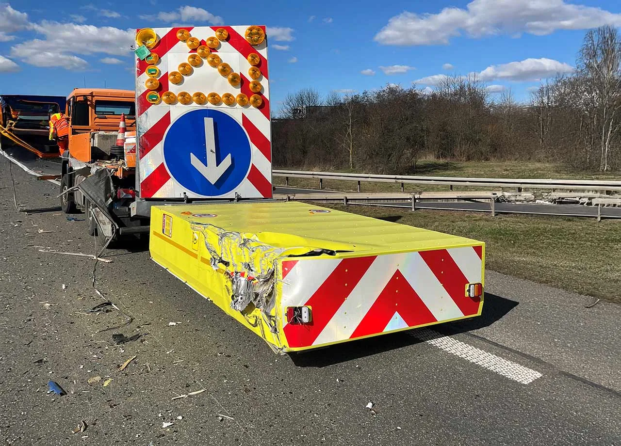 Unfälle mit Schilderwagen – lebensgefährliches Arbeiten auf der Autobahn
