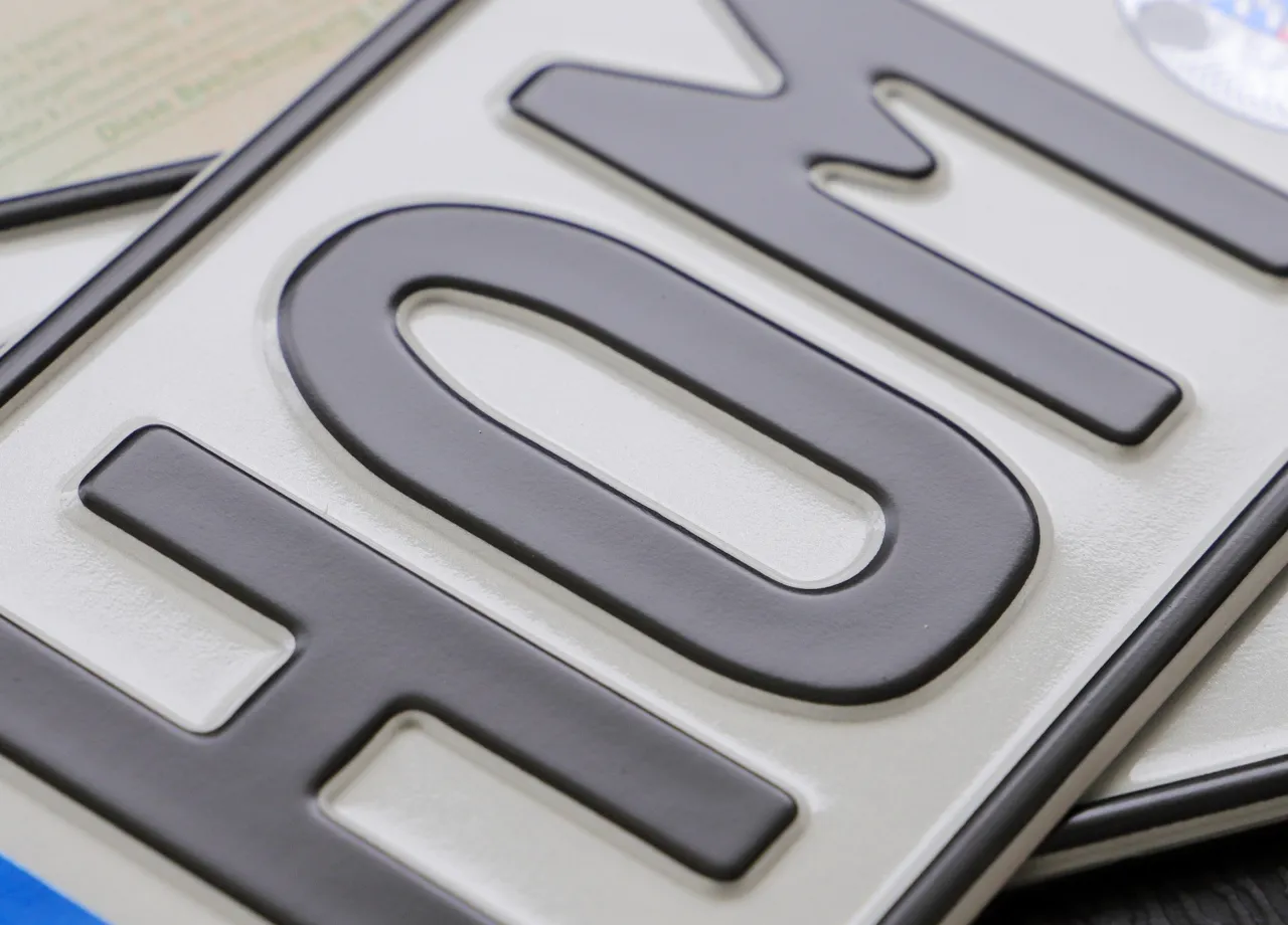 „Anti-Blitzer-Folie“: Finger weg von dubiosen Kennzeichenfolien