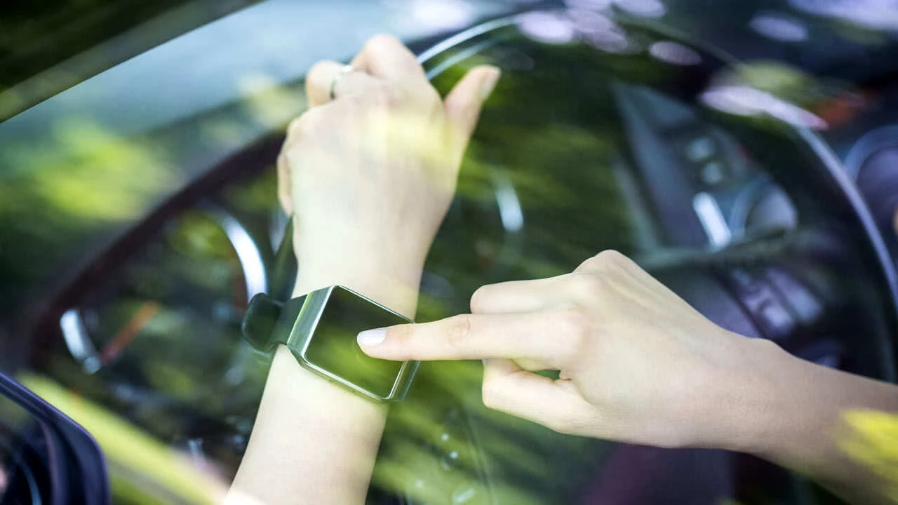 Autofahrer aufgepasst: Smartwatch am Steuer kann teuer werden