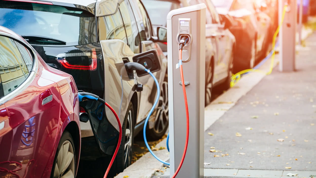 Bayern schafft Plakettenpflicht für E-Autos ab