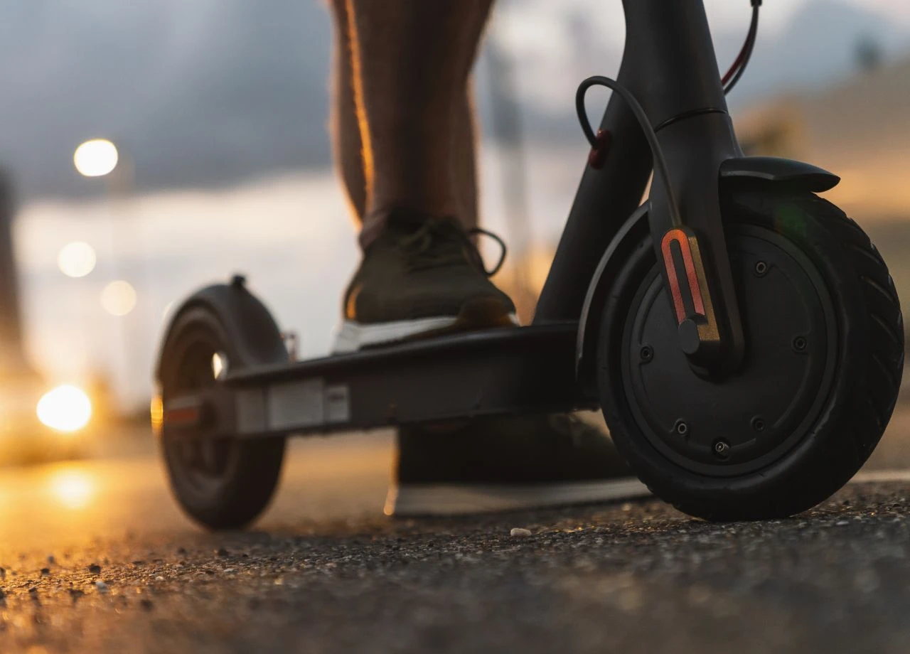 Landgericht Oldenburg urteilt: Betrunkener Mann auf einem E-Scooter darf seinen Führerschein behalten