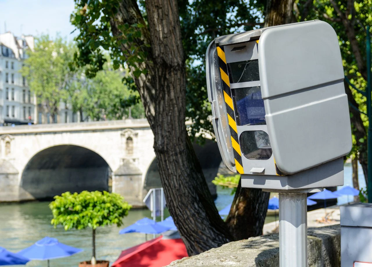 Mit KI-basierten Multitasking-Blitzern: Frankreich verschärft die Verkehrsüberwachung