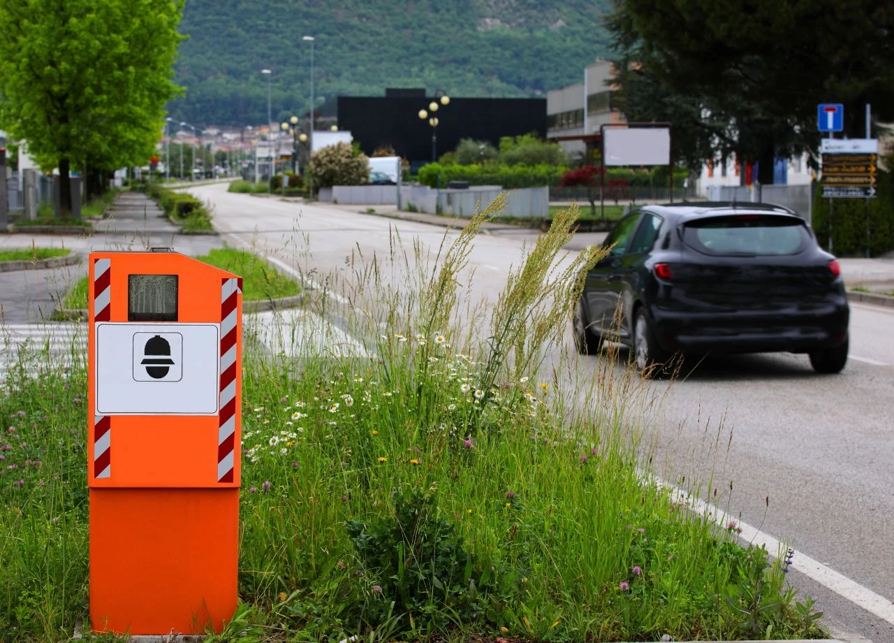 Zerstörte Blitzer in Italien: Ist Fleximan der „Robin Hood der Autofahrer“?