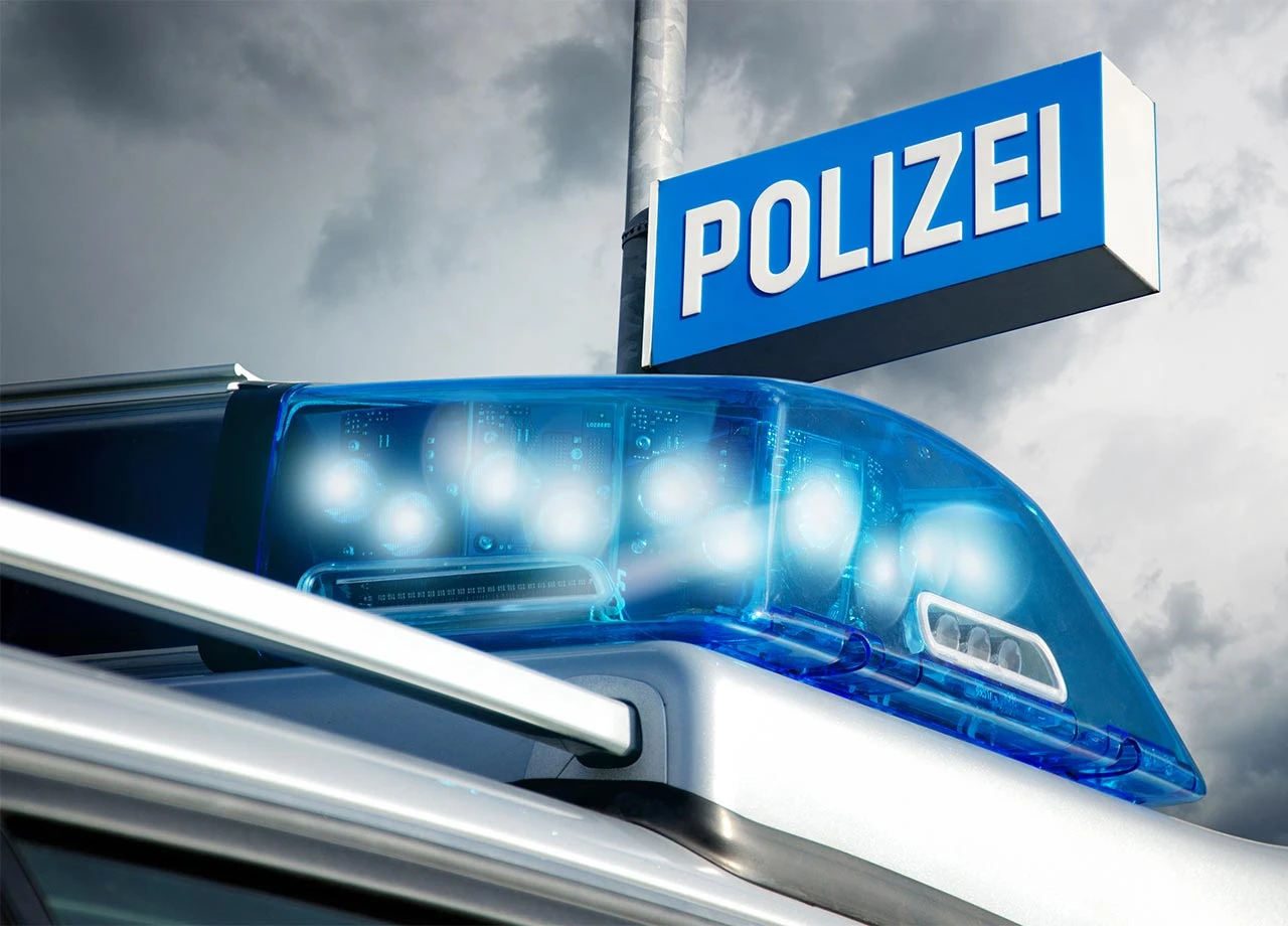 Über 100-mal zu schnell: Polizei zieht Blitzerkönigin aus dem Verkehr