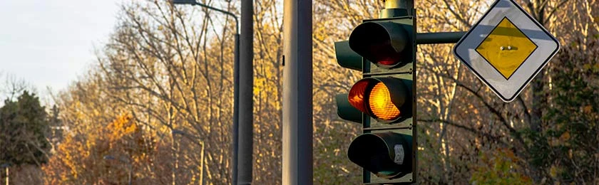Darf man noch schnell über die gelbe Ampel fahren?