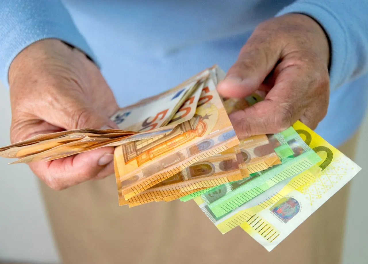 Dreist und skrupellos: Betrüger nutzen Unfall-Schockmoment, um Seniorin zu prellen