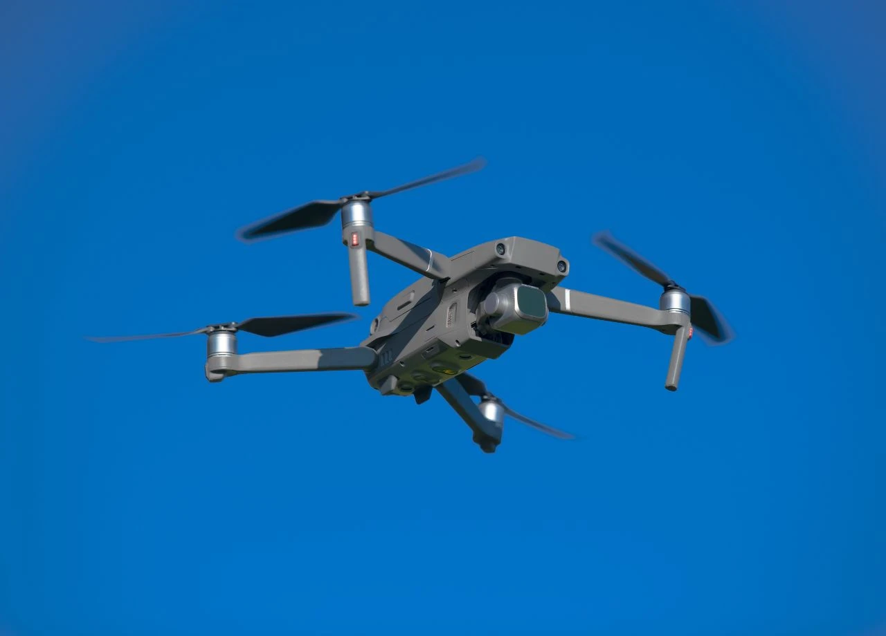 Fliegende Polizeiroboter überwachen Verkehr