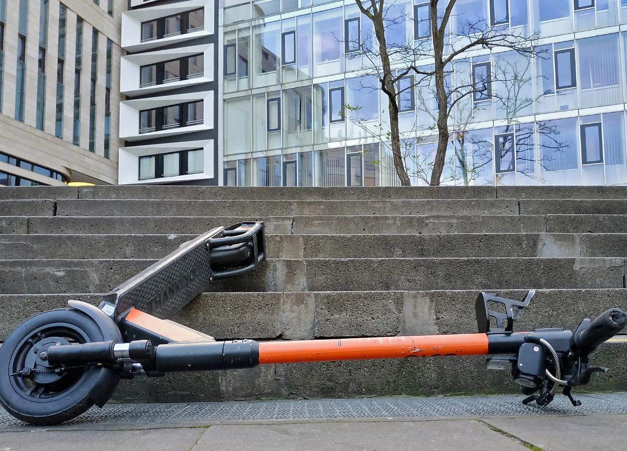 2.200 Euro Blechschaden durch umfallenden E-Scooter