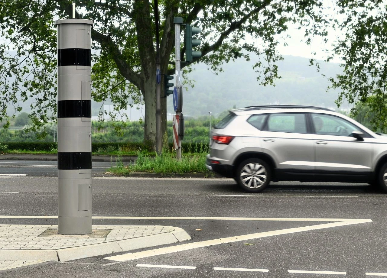 Falsches Tempolimit vor Blitzer: Müssen geblitzte Autofahrer dennoch zahlen?