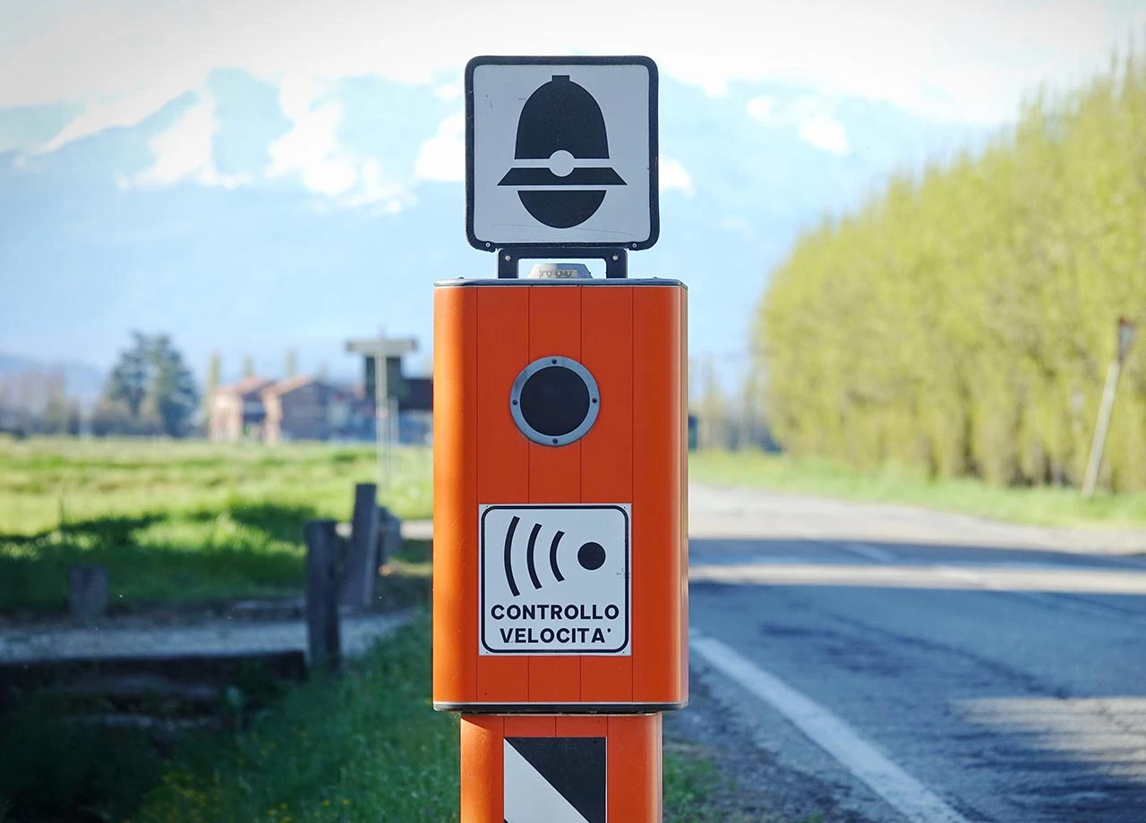 Höchstverdächtig: Blitzer misst reihenweise genau 76,32 km/h