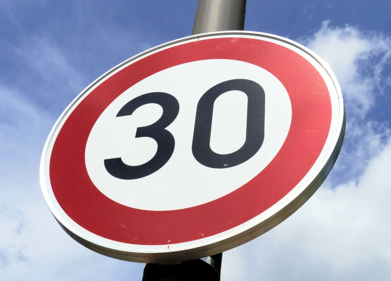 Freiwilliges Tempo 30: Sind selbst gemachte Verkehrszeichen erlaubt?