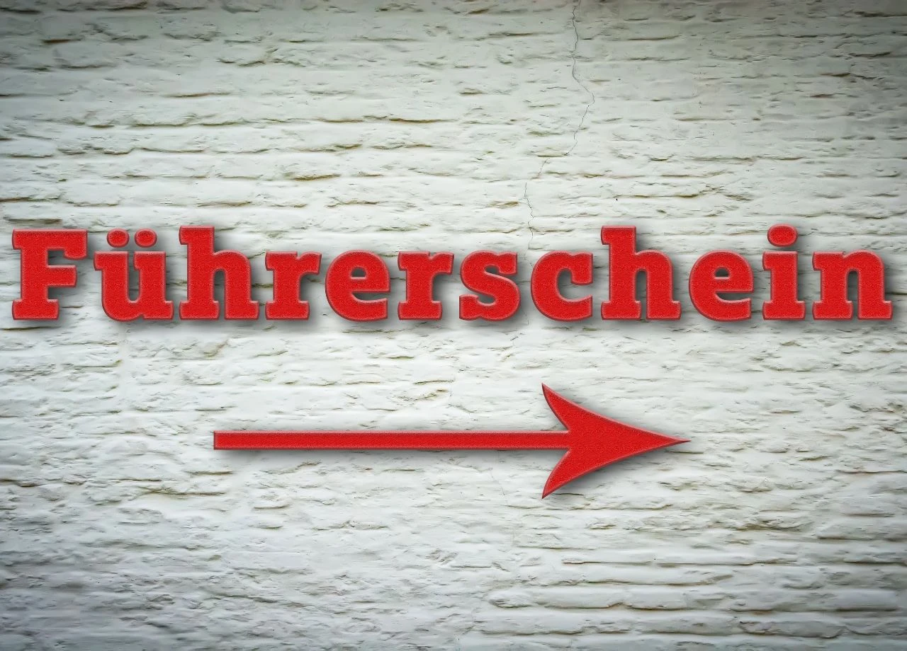 Warten auf den Lappen: Wie ein verlorener Führerschein zum Chaos-Behördengang führt