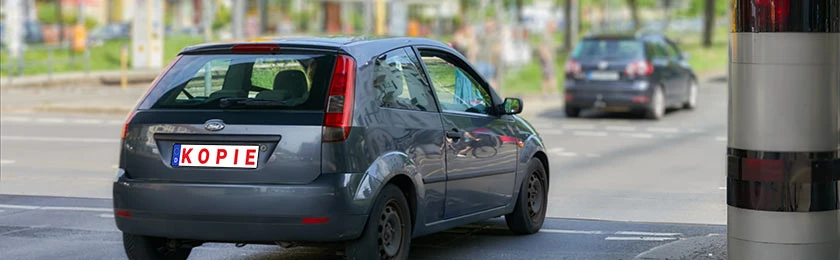 Raser macht Kennzeichen nach und sammelt vorsätzlich Blitzerfotos