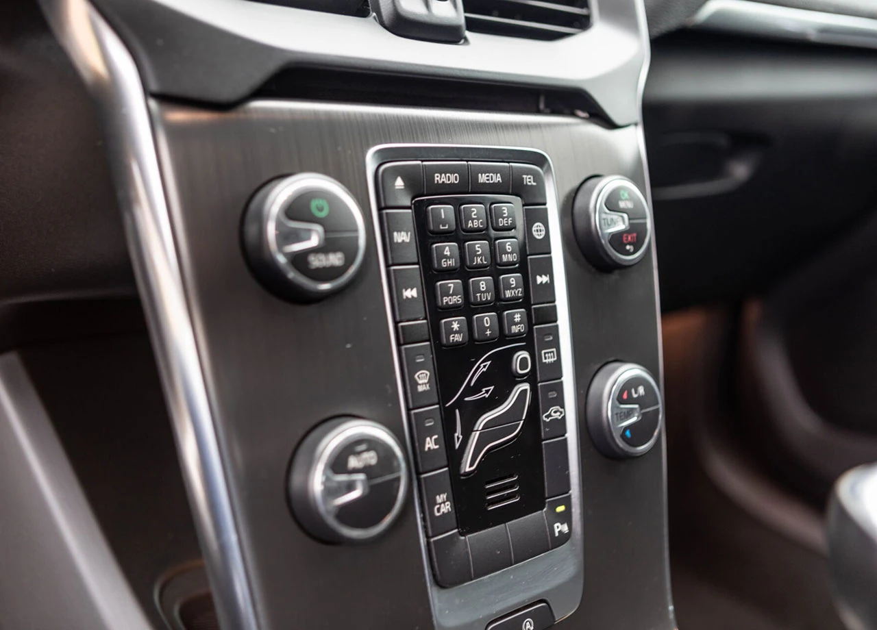 Knöpfe versus Touchscreen: Welche Bedienung im Cockpit ist sicherer?