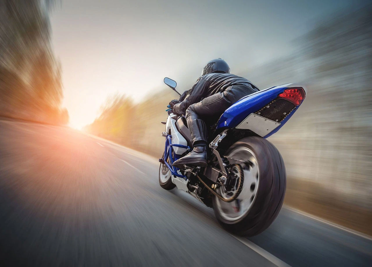 Motorradfahrer nutzt Blitzer für Selfies: 17.000 Euro Bußgeld