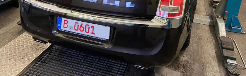 Nummernschild aus Pappe