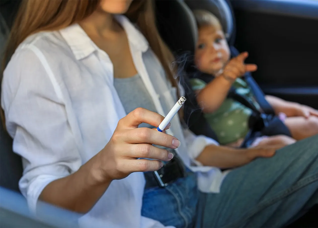 Rauchen im Auto: Wo man sich am Steuer eine anstecken darf