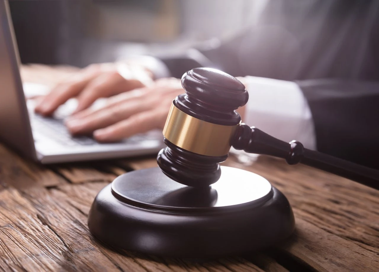 Richter macht Raser bei Google ausfindig – doch ist die Nutzung einer Suchmaschine zur Täteridentifizierung für die Behörden verpflichtend?