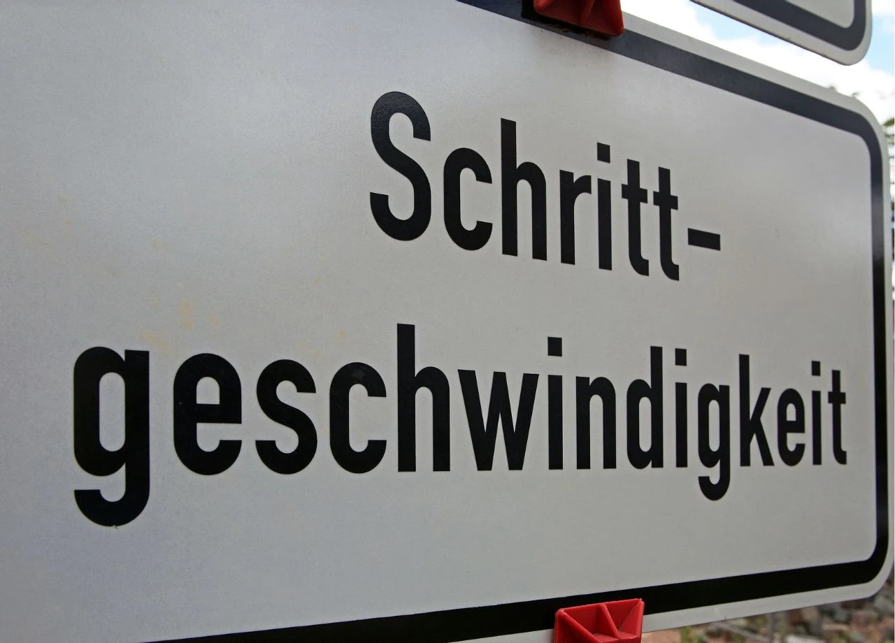 Autofahrer müssen blechen: Bei der Festlegung der Schrittgeschwindigkeit haben Behörden quasi freie Wahl