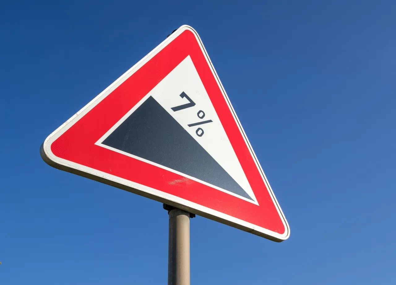 Steilster Autobahnabschnitt Deutschlands? Am Fuße dieses Berges wartet die Radarfalle