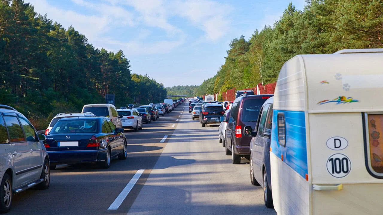 Stockender Verkehr in der Urlaubszeit – worauf Sie im Stau achten sollten!