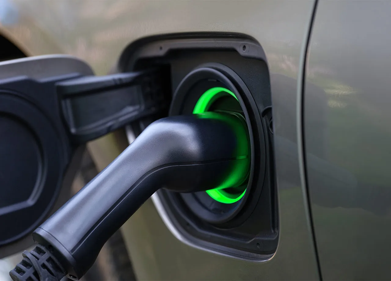 Strom versus Sprit: Womit fährt man günstiger?