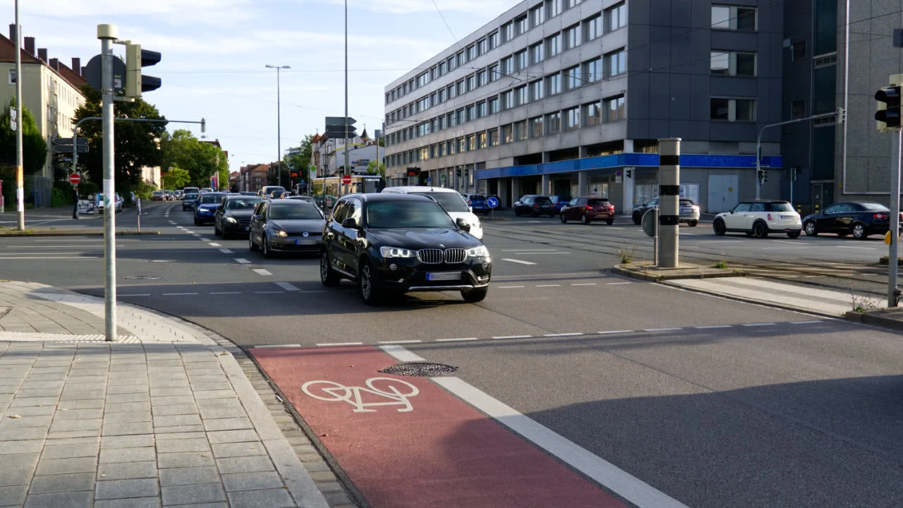 SUV-Fahrer müssen bei Rotlichtverstoß höheres Bußgeld bezahlen