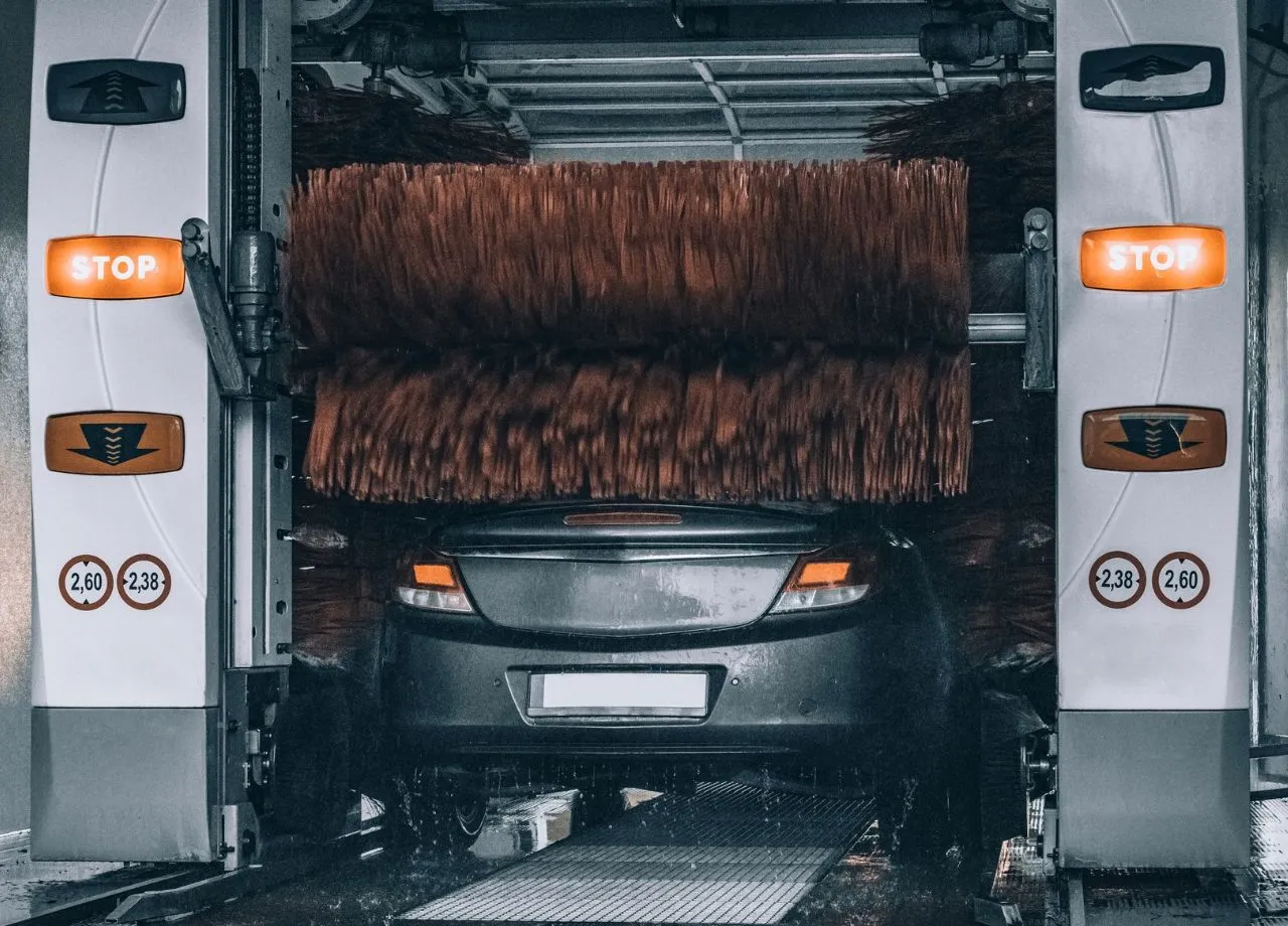 Tankdeckel abgerissen: BGH entscheidet erneut zur Haftung bei Schäden in Waschanlagen