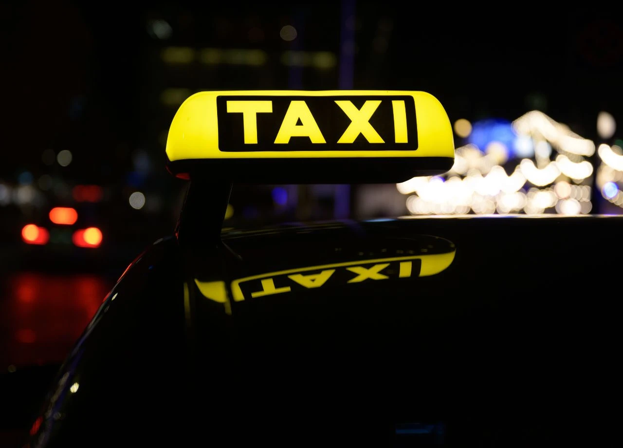 Übelkeit nach dem Festbesuch: Taxifahrer trägt Mitschuld, weil Kunde sich übergeben musste