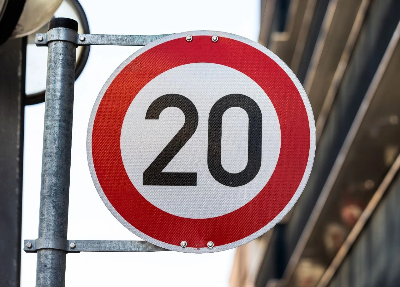 Autofahrer ausgebremst: Frankfurt am Main führt innerstädtisches Tempo 20 ein