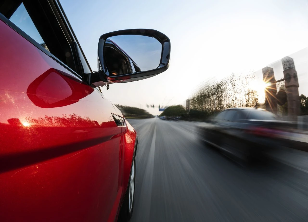 Überholen auf der Autobahn: Darf die Lichthupe benutzt werden?