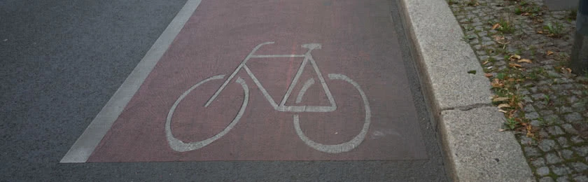 Unbekannte malen Radweg