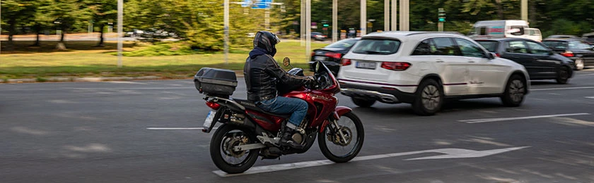 Unterschiedliche Wahrnehmung bei Motorrad- und Autofahrern