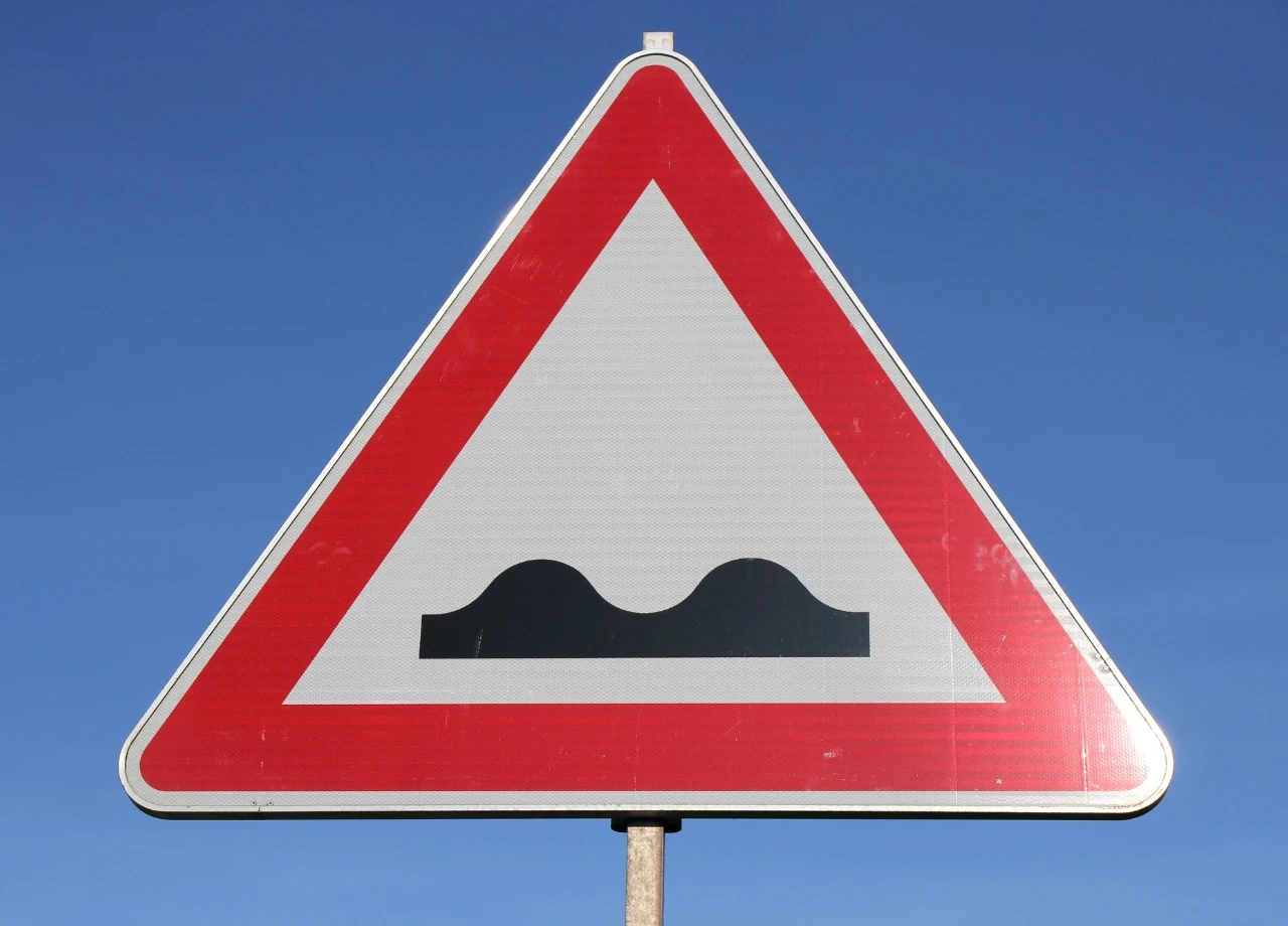 Autofahrer verschätzt sich an Gefahrenstelle und wird geblitzt – handelte er vorsätzlich oder fahrlässig?