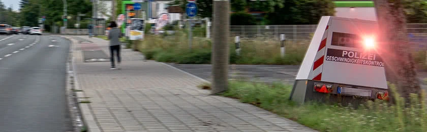 Verkehrsteilnehmer vor Blitzer warnen – ist das erlaubt?